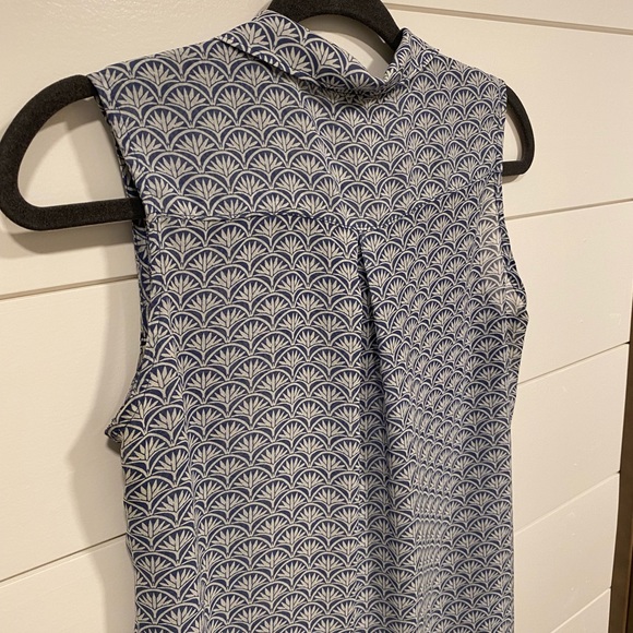 H&M sheer button down sleeveless blouse - Picture 4 of 9